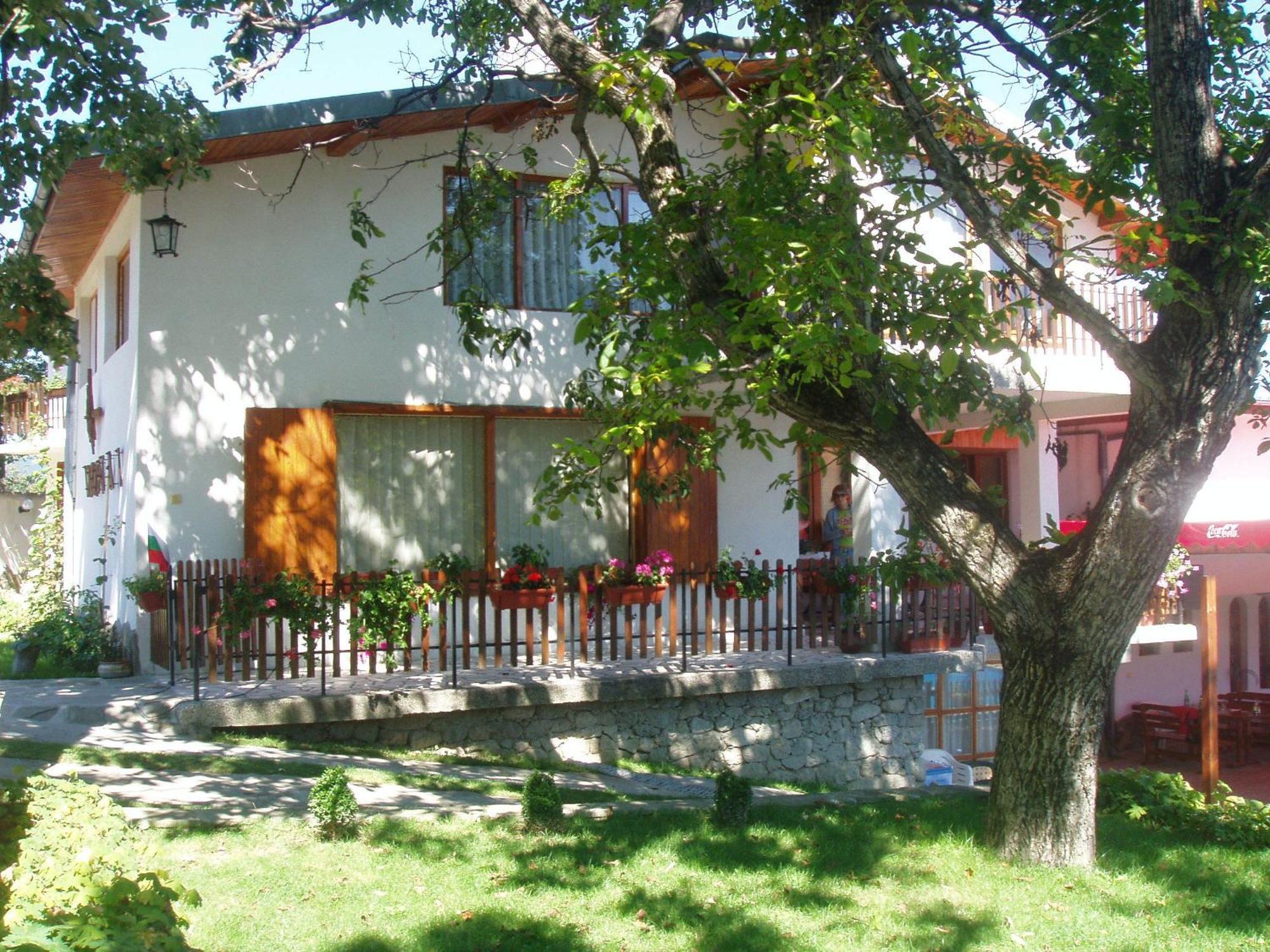 Hotel Tihiat Kat Aprilzi Exterior foto
